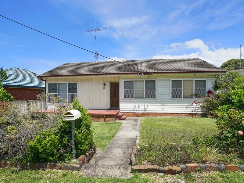 Spacious house across the road from the university for rent!