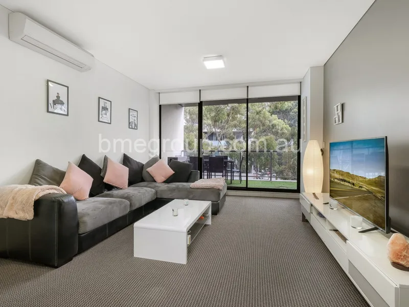 Light-Filled Modern 2 Bedroom Apartment With North Facing In VSQ Complex By Meriton