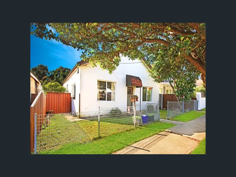 Beautifully Presented fully brickFamily Home In Premium Location
