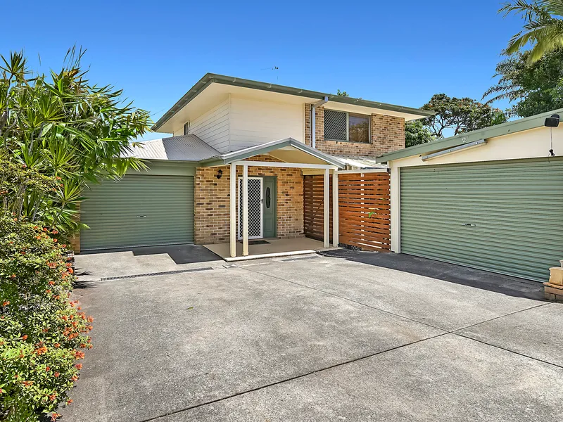 Your own private space, a stroll to the Broadwater! 
