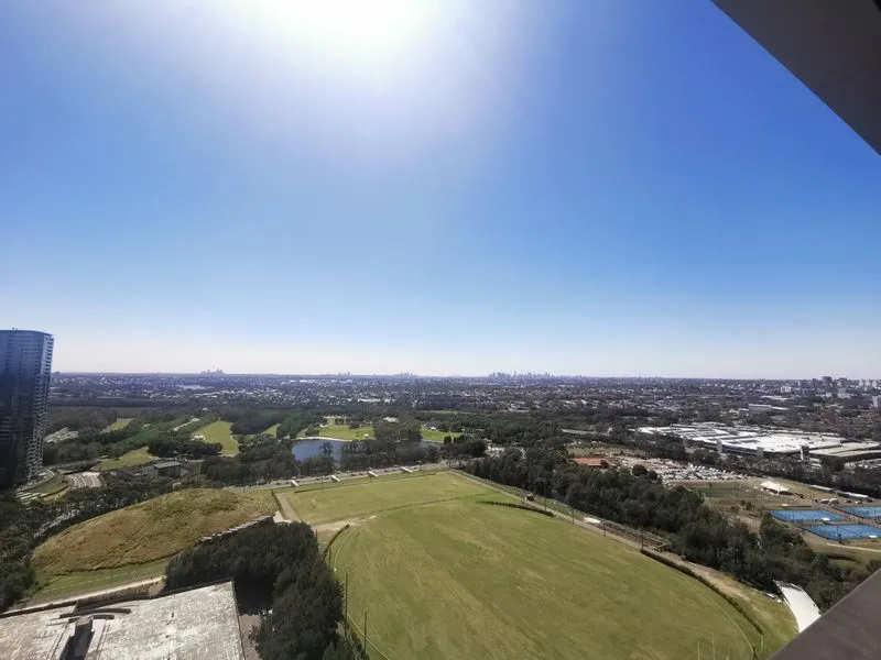 Luxury Nearly New One Bed+Huge Study with Sydney CBD View