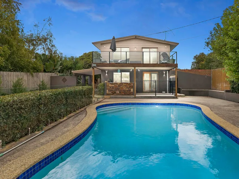 Poolside entertainer in convenient location