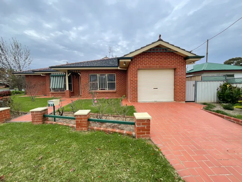 27 Battye St, Forbes NSW 2871