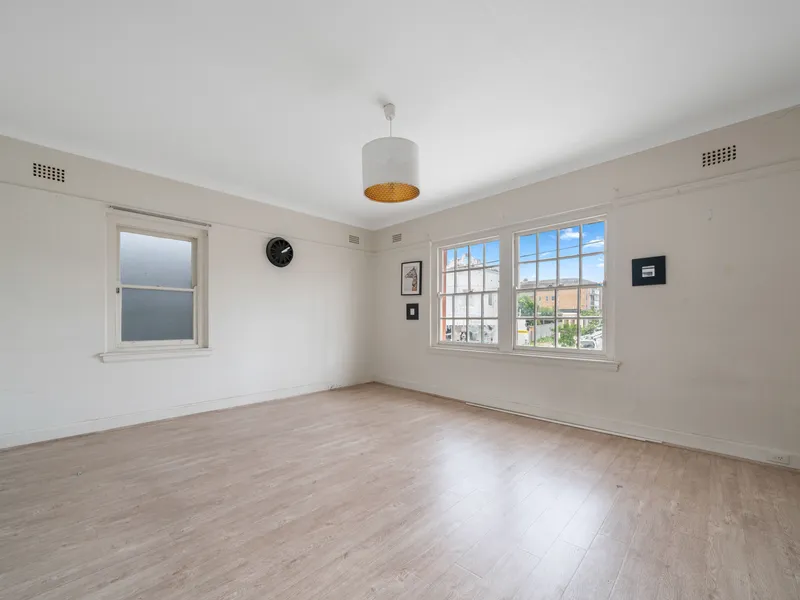 Spacious Two Bedroom Apartment with Garden 