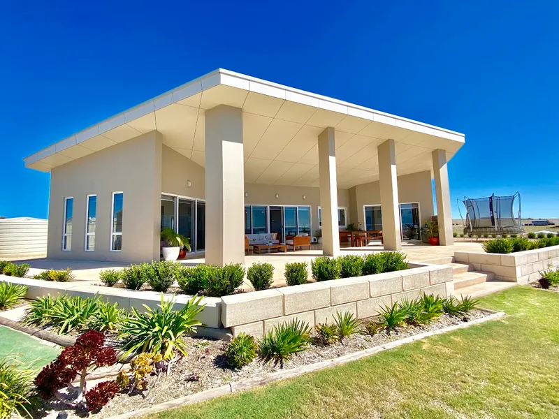 FIVE STAR CONTEMPORARY FAMILY HOME!