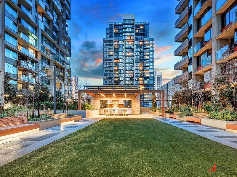 Two-Bedroom Apartment with walking distance to Southern Cross Station!