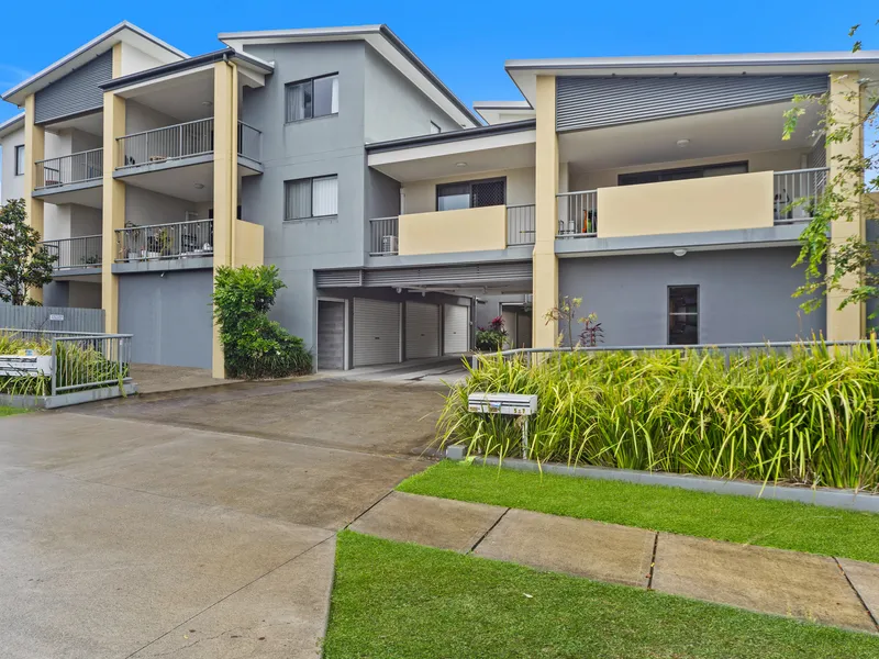 Gorgeous kitchen, large balcony + aircon, all in quiet street
