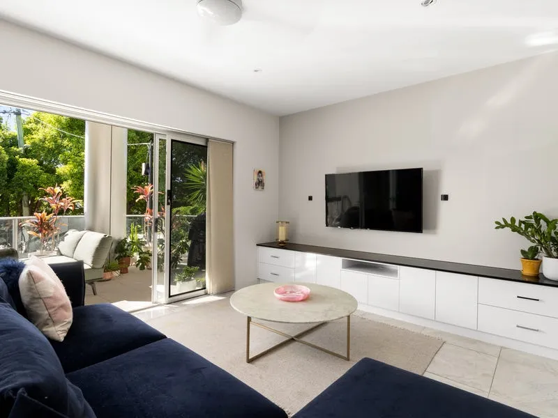 Luxury Lifestyle Living With 2 Car Parks & Private Astroturfed Courtyard!