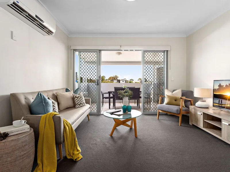 TOP FLOOR 2 BED  2 BATH 2 STOREY APARTMENT