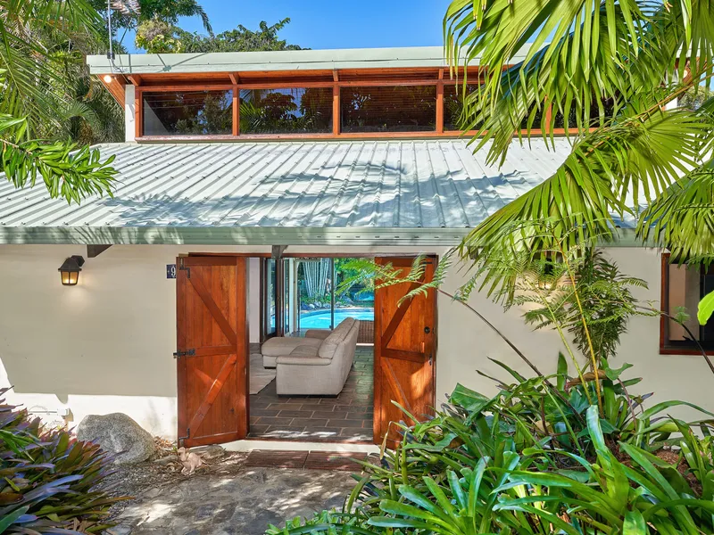TROPICAL HOUSE AT PALM COVE - FURNISHED