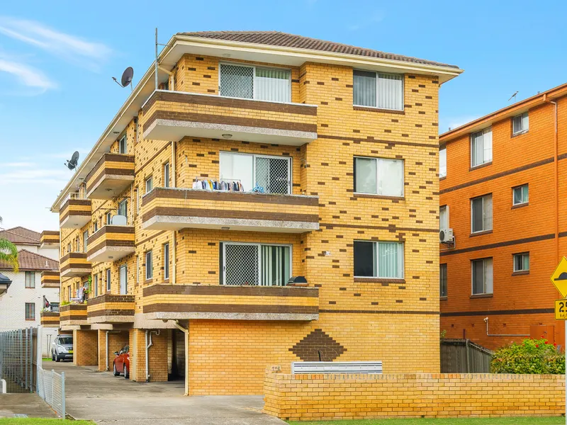 THIRD FLOOR UNIT - NEWLY RENOVATED