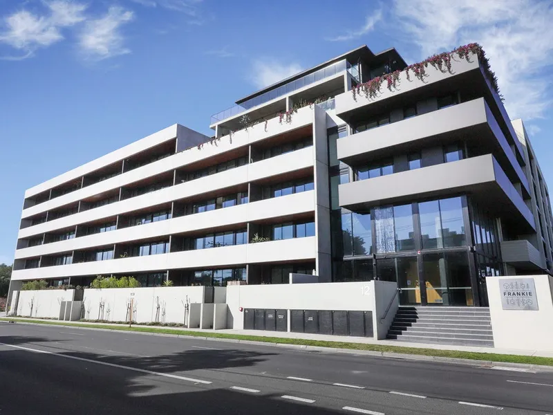 Minutes from CBD arterial access, overlooking parklands