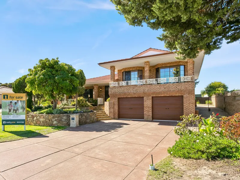 JAW-DROPPING FEATURES IN CHOICE-FILLED SCHOOL CATCHMENT!