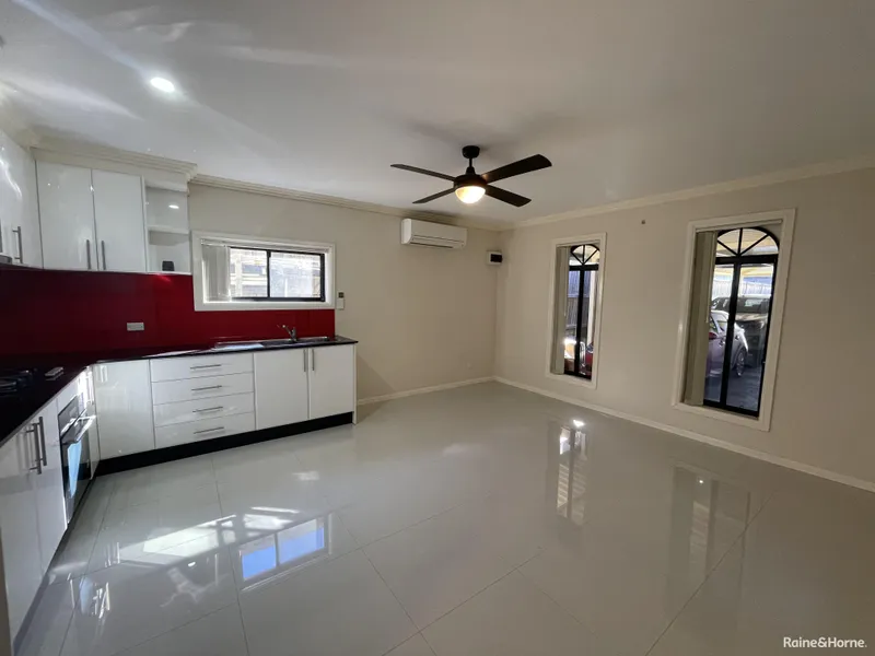 2 bedroom Granny Flat Close to Amenties!