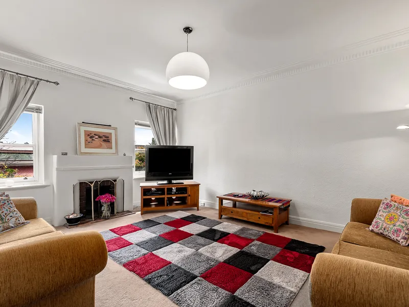 Please contact Molly Rogerson to arrange an inspection; sandringhampm2@hodges.com.au or 9598 1111