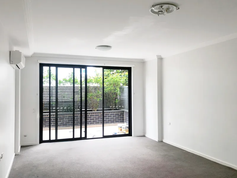 Nearly Brand New 2-bedroom Apartment with Huge Courtyard
