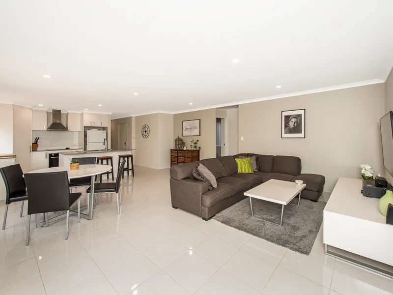 IMMACULATE LOW MAINTENANCE IN CENTRAL LOCATION