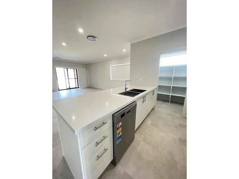 Fantastic Rental Opportunity! PLEASE REGISTER FOR ALL INSPECTIONS AT : rentals.southport@multidynamic.com.au 15 Willandra St, Yarrabilba