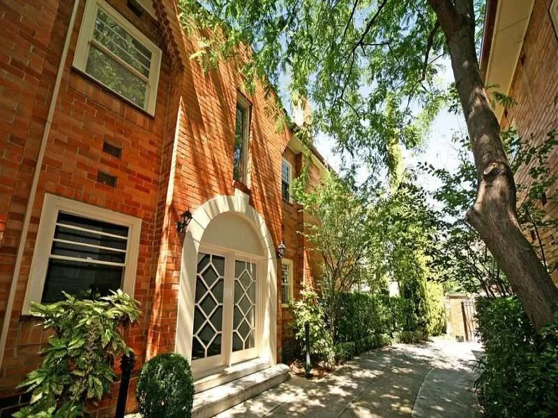 Walk To Toorak Village and Two Carparks