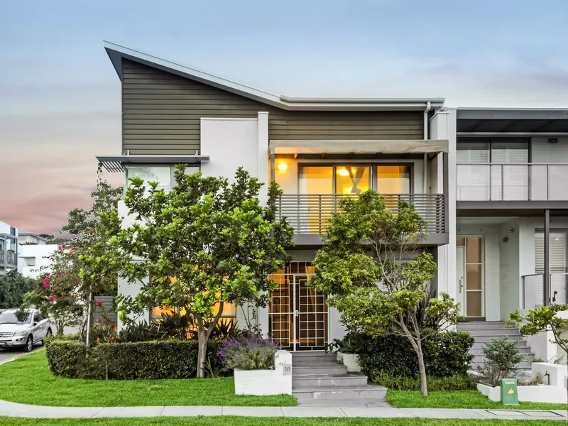 MODERN FOUR BEDROOM FREESTANDING FAMILY HOME JUST NEXT TO PARK