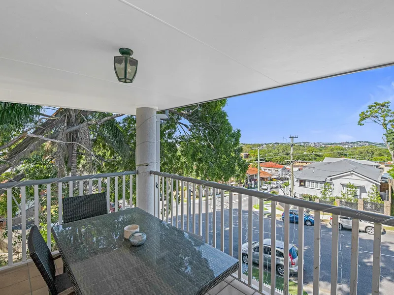 Live in this outstanding top-level apartment, minutes from Brisbane’s CBD