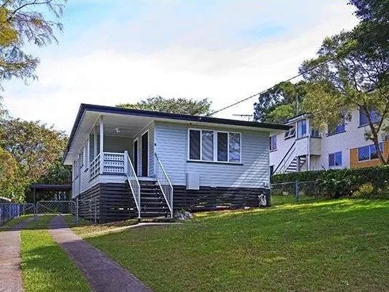 LOCATION, LOCATION - WALKING DISTANCE TO RODE ROAD SHOPPING CENTRE