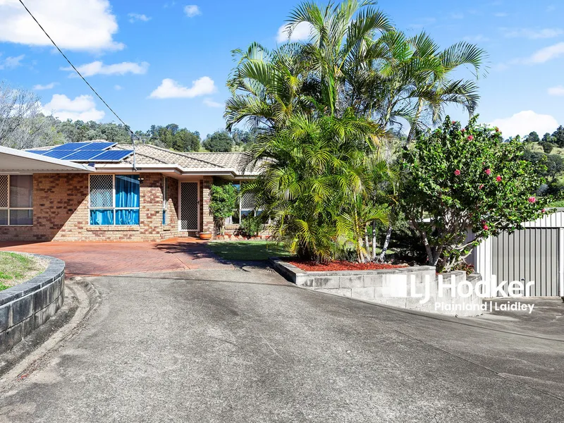 ENTERTAINING DREAM. 4 BED BRICK PLUS POOL. EXCLUSIVE LOCATION.