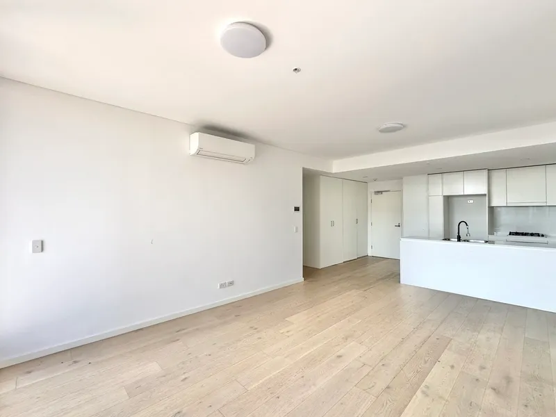 PRIME LOCATION & MODERN APARTMENT & TIMBER FLOOR IN LOUNGE ROOM