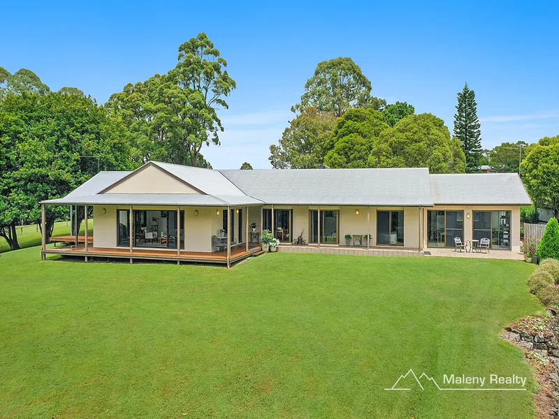 NORTH MALENY ACREAGE - THE RAREST FIND!