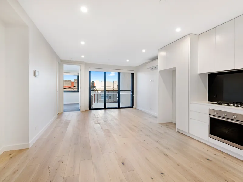 Large layout - Storage cage included!