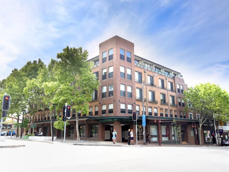 Updated apartment in the heart of Crows Nest