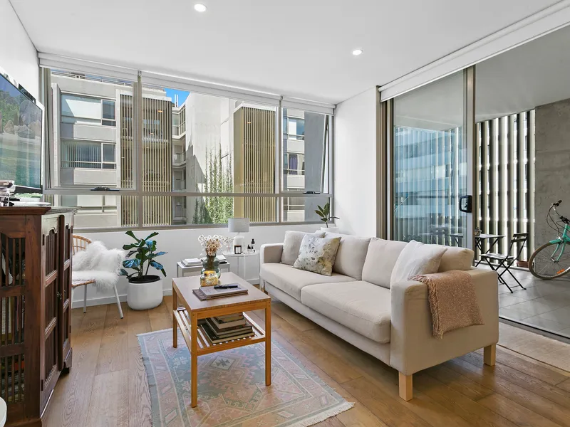 Uber-Stylish Urban Sanctuary - Entry via Mentmore Ave