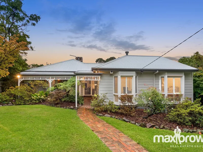CHARM BEHIND THE PICKET FENCE