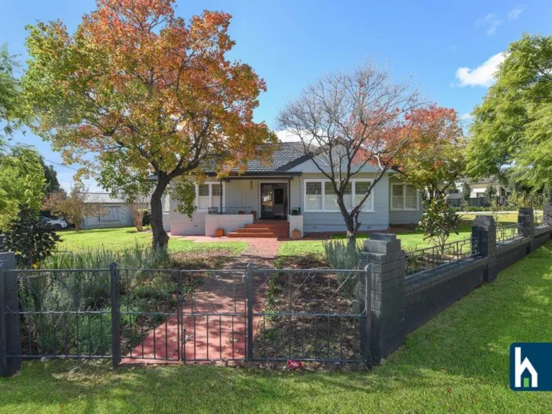 Magnificent Renovated Homestead plus Freestanding Cottage