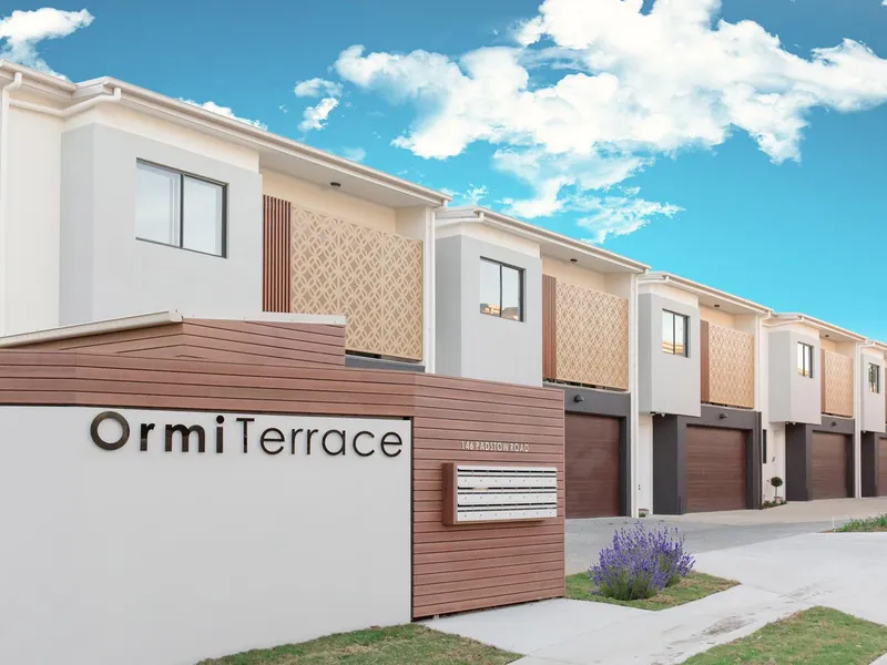 BRAND NEW LUXURY TOWNHOUSE IN DESIRABLE LOCATION Eight Mile Plains