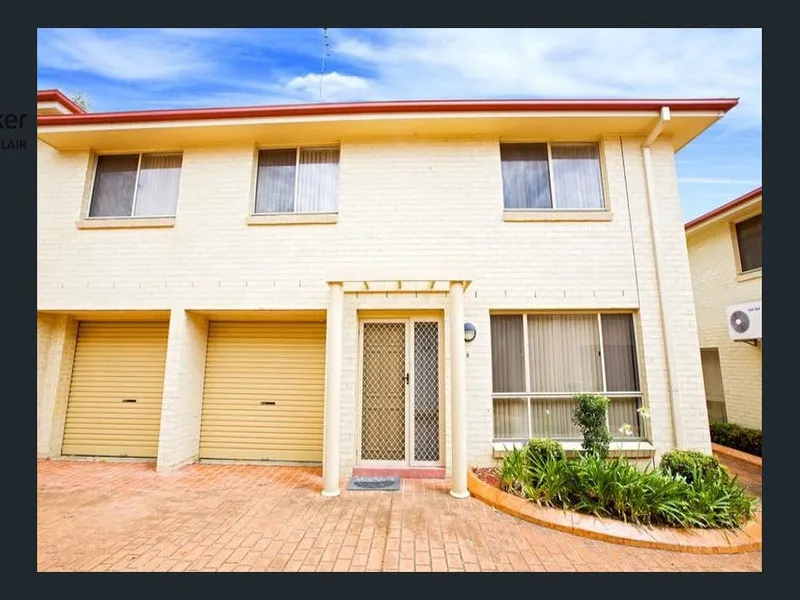 LARGE TOWNHOUSE IN A GREAT LOCATION!