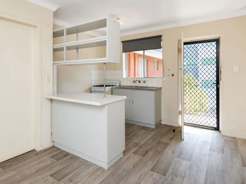 GREAT LOCATION! NEWLY REFURBISHED! PERFECT FOR STUDENTS!