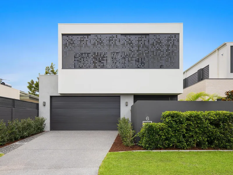 LUXURY RESIDENCE IN SOUGHT AFTER ISLE OF CAPRI