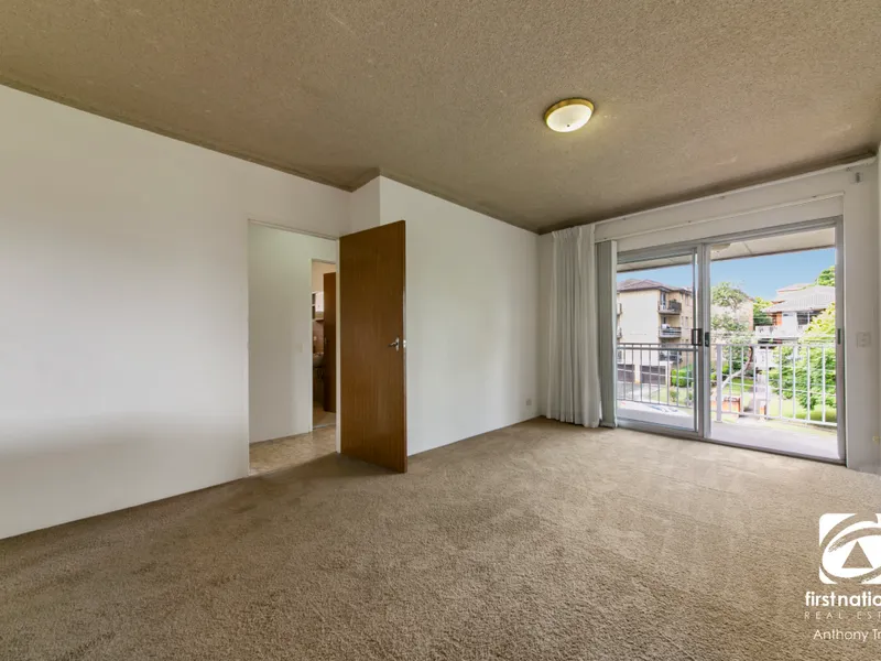 RENOVATED 2 BEDROOM TOP FLOOR APARTMENT