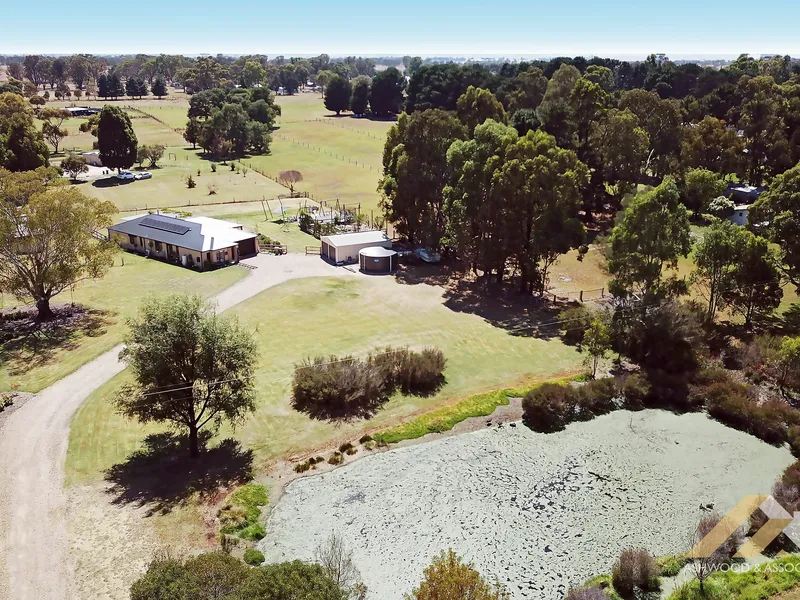 COUNTRY LIVING, YOUR OWN HOBBY FARM