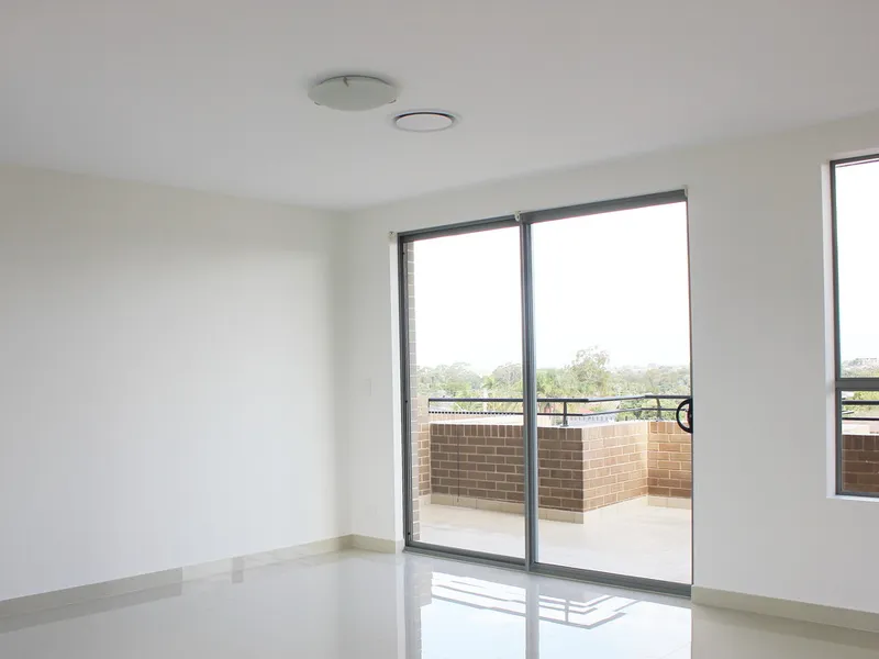 Immaculate Penthouse!! Available from 05/04/2021!