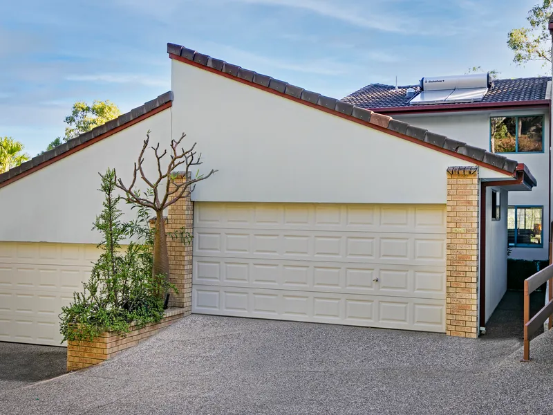 IMMACULATE, SPACIOUS 3 BEDROOM TOWNHOUSE