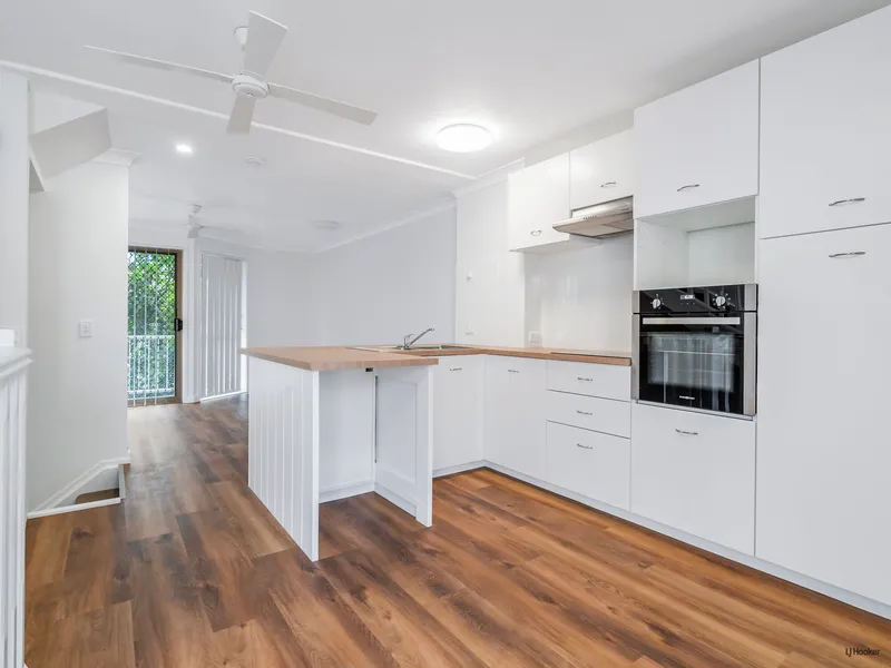 Tri-Level Townhouse - Prime Position!