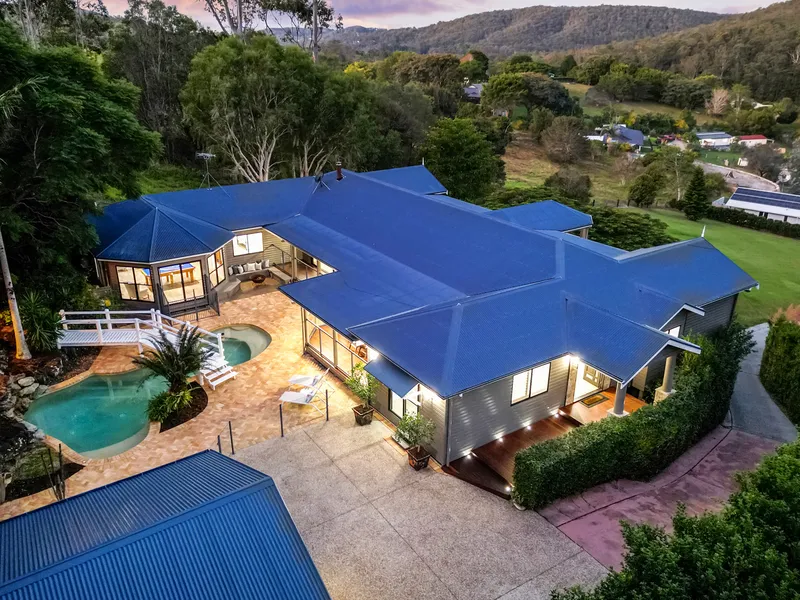 Amazing Hinterland Retreat on 2.5 Acres with Panoramic Views