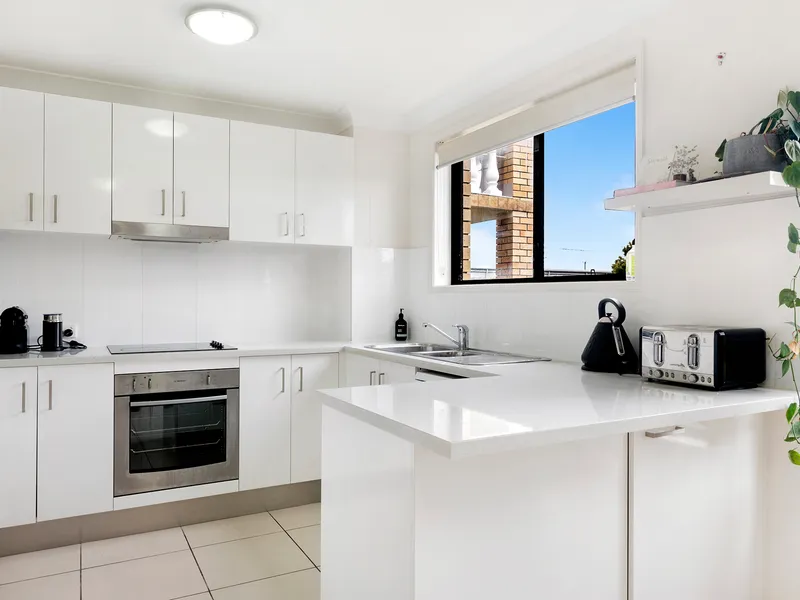 Light-filled, Renovated Unit, 210m from the Beach