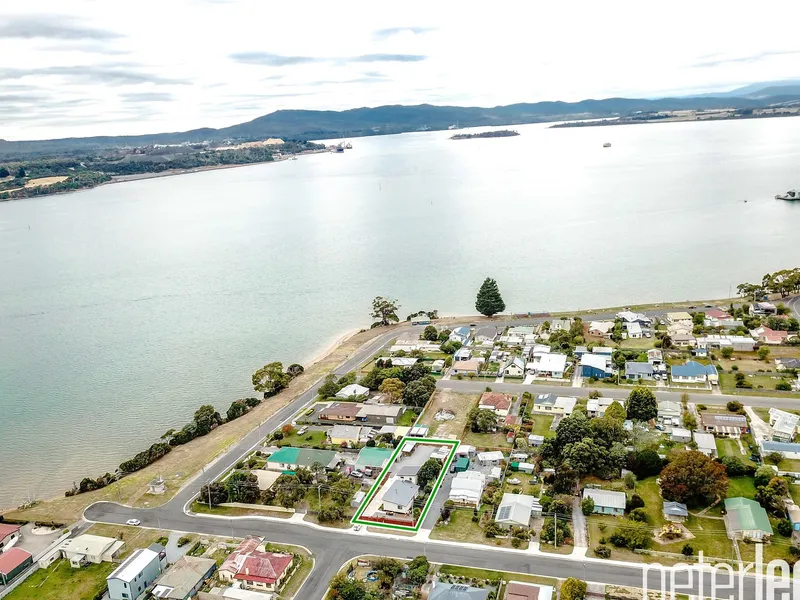 Modern Home Just a Stroll From the Esplanade