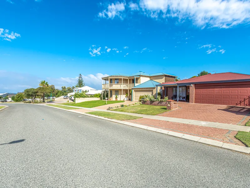 Ocean Glimpses, Immaculate Home, Secure Caravan/Boat Parking, 249m to Beach Access!!