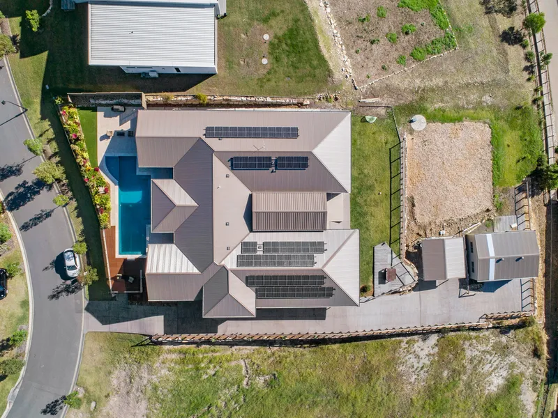 King Of The Hill - 700m2+ Under Roof!