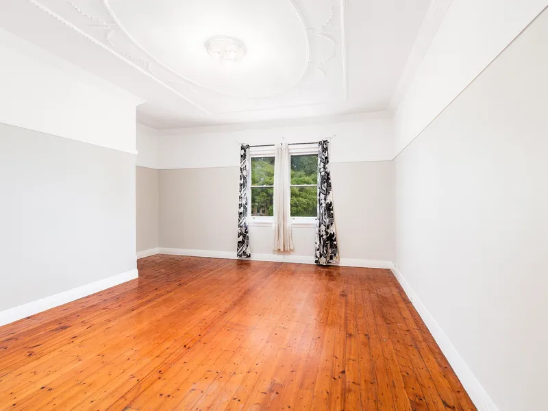 MASSIVE THREE BEDDER IN THE HEART OF CARLTON