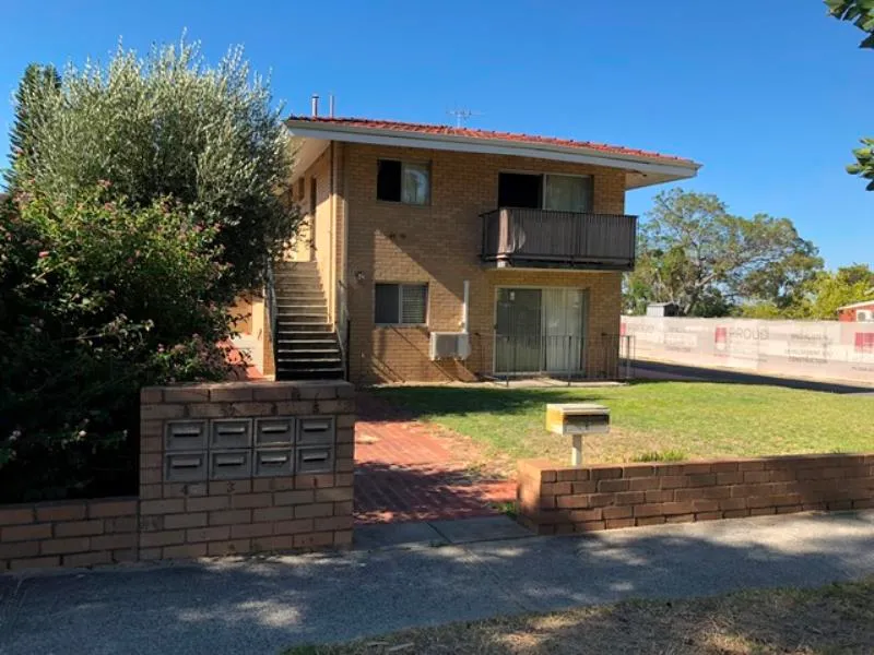 GROUND FLOOR UNIT IN SMALL COMPLEX